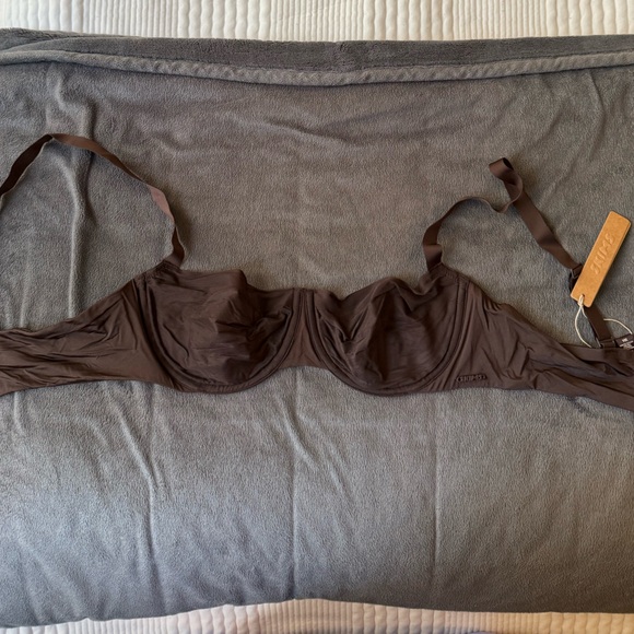 SKIMS No Show Molded Unlined Balconette NWT - Picture 3 of 3